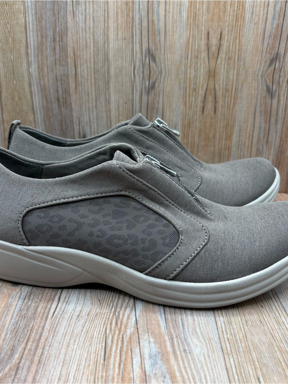 BZees Womens Poetic Zip-Up Slip-On Comfort Sneakers Grey Size 8.5